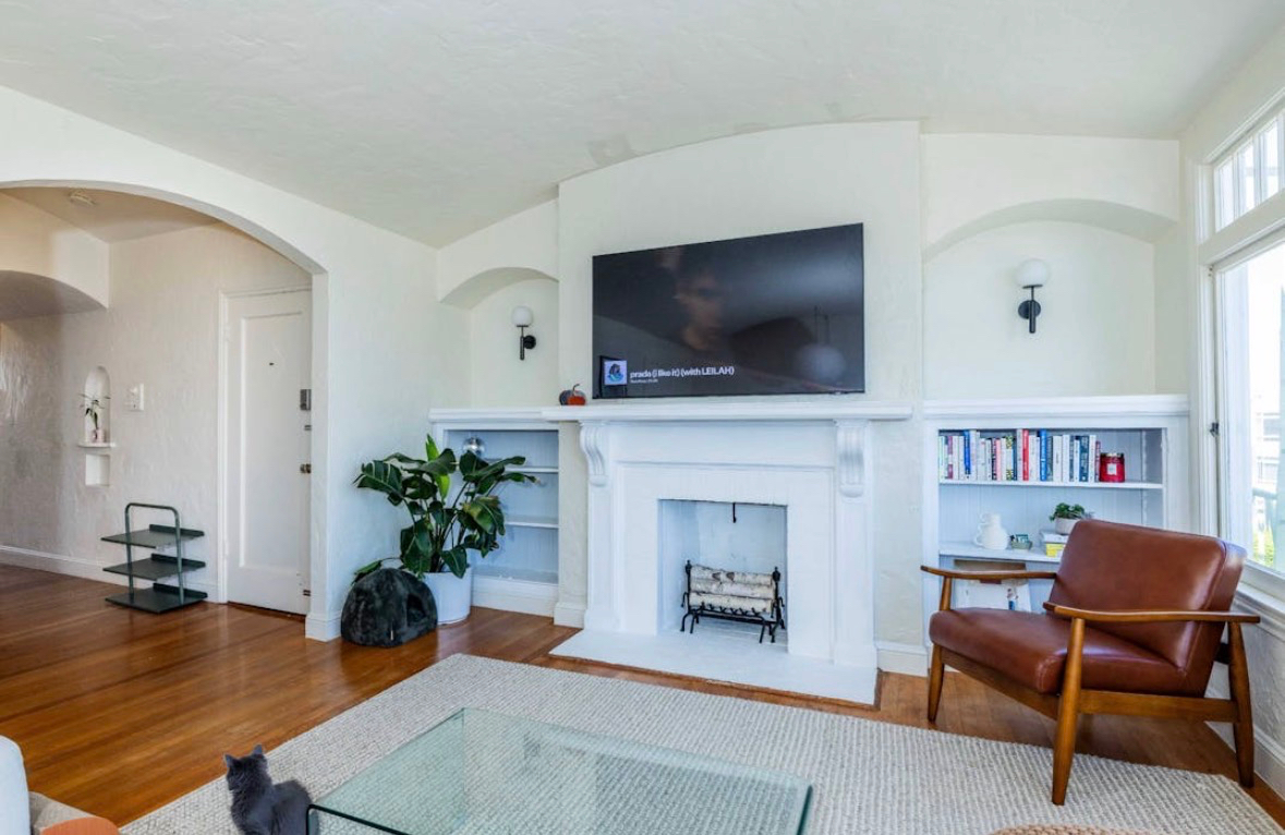Charming Top-Floor Marina Apartment - Photo 4