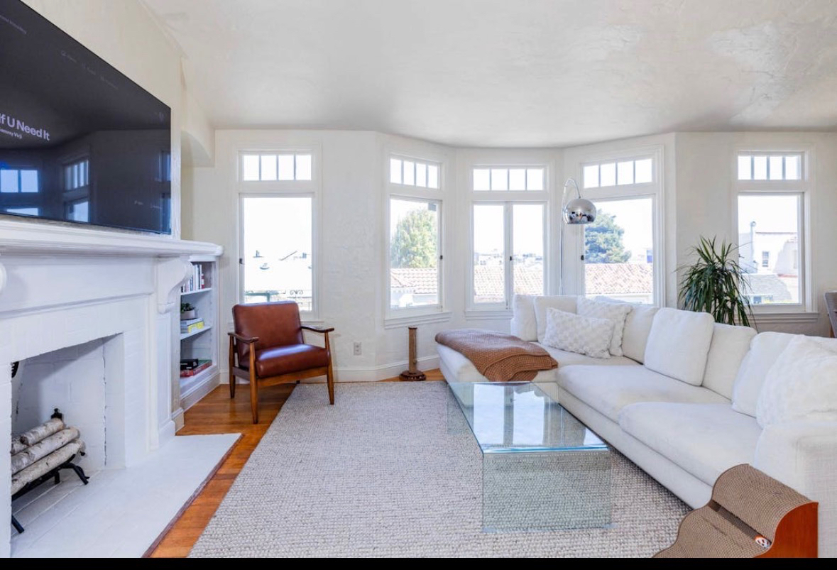 Charming Top-Floor Marina Apartment - Photo 1