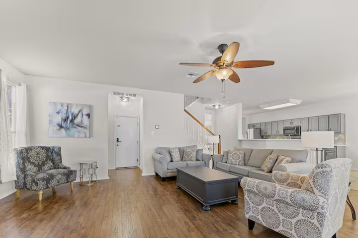 Spacious & Comfortable 4BR Retreat with Private Yard,  BBQ - Near SeaWorld & Lackland AFB - Photo 3