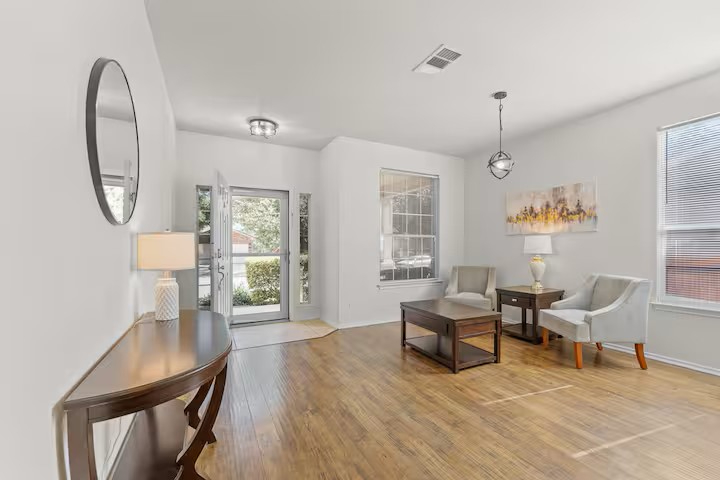 Spacious & Comfortable 4BR Retreat with Private Yard, BBQ - Near SeaWorld & Lackland AFB - Photo 5