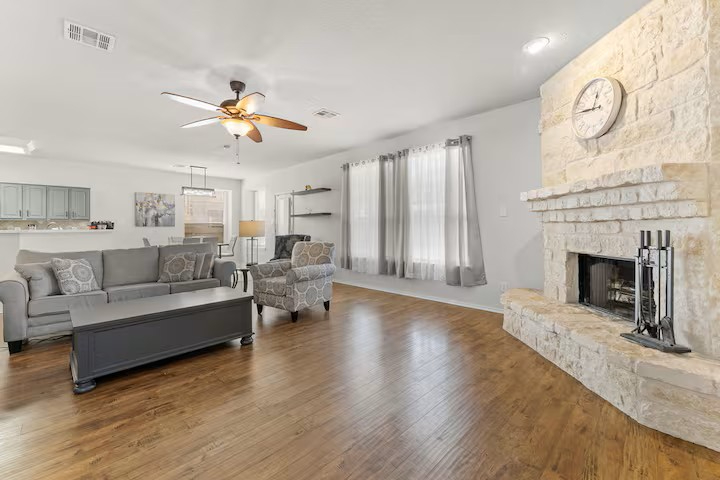Spacious & Comfortable 4BR Retreat with Private Yard,  BBQ - Near SeaWorld & Lackland AFB - Photo 4