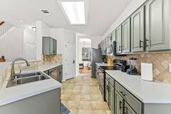 Spacious & Comfortable 4BR Retreat with Private Yard,  BBQ - Near SeaWorld & Lackland AFB - Photo 8