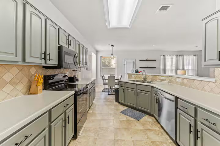 Spacious & Comfortable 4BR Retreat with Private Yard,  BBQ - Near SeaWorld & Lackland AFB - Photo 6