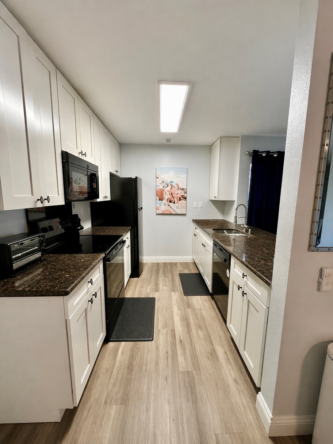 Beautiful Master Bedroom available in a 2 bedroom condo - Photo 1