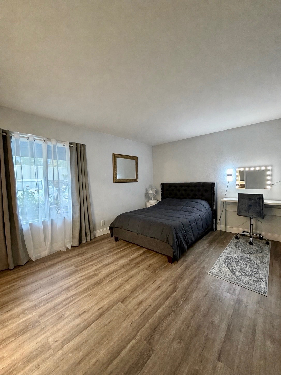 Beautiful Master Bedroom available in a 2 bedroom condo - Photo 2
