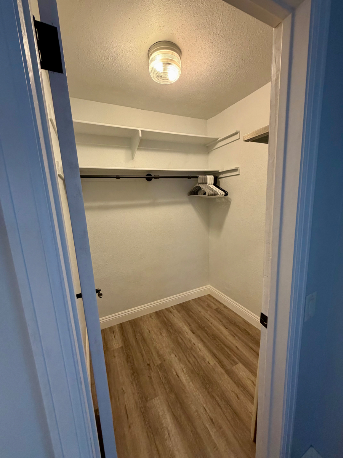 Beautiful Master Bedroom available in a 2 bedroom condo - Photo 5