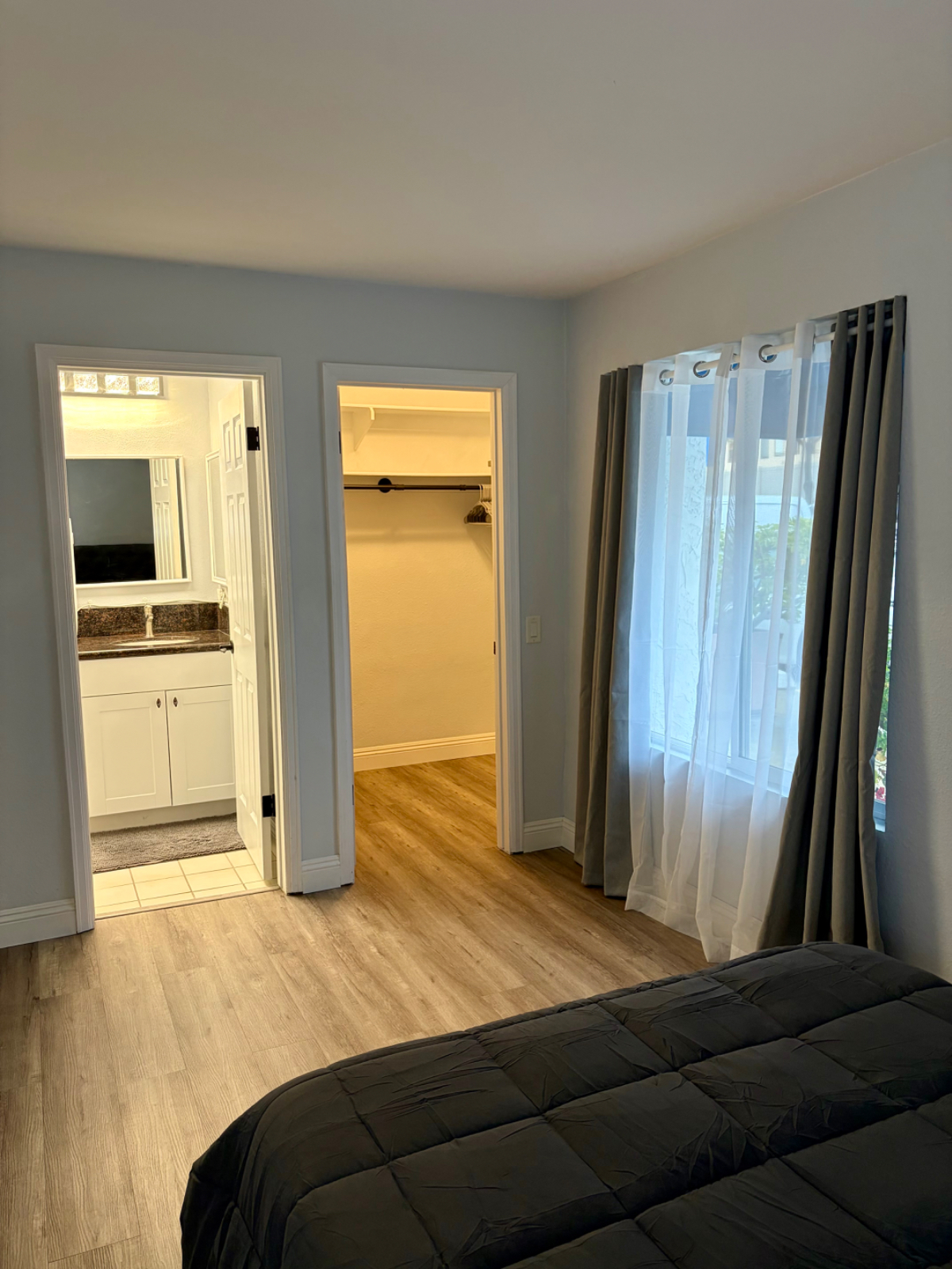 Beautiful Master Bedroom available in a 2 bedroom condo - Photo 4