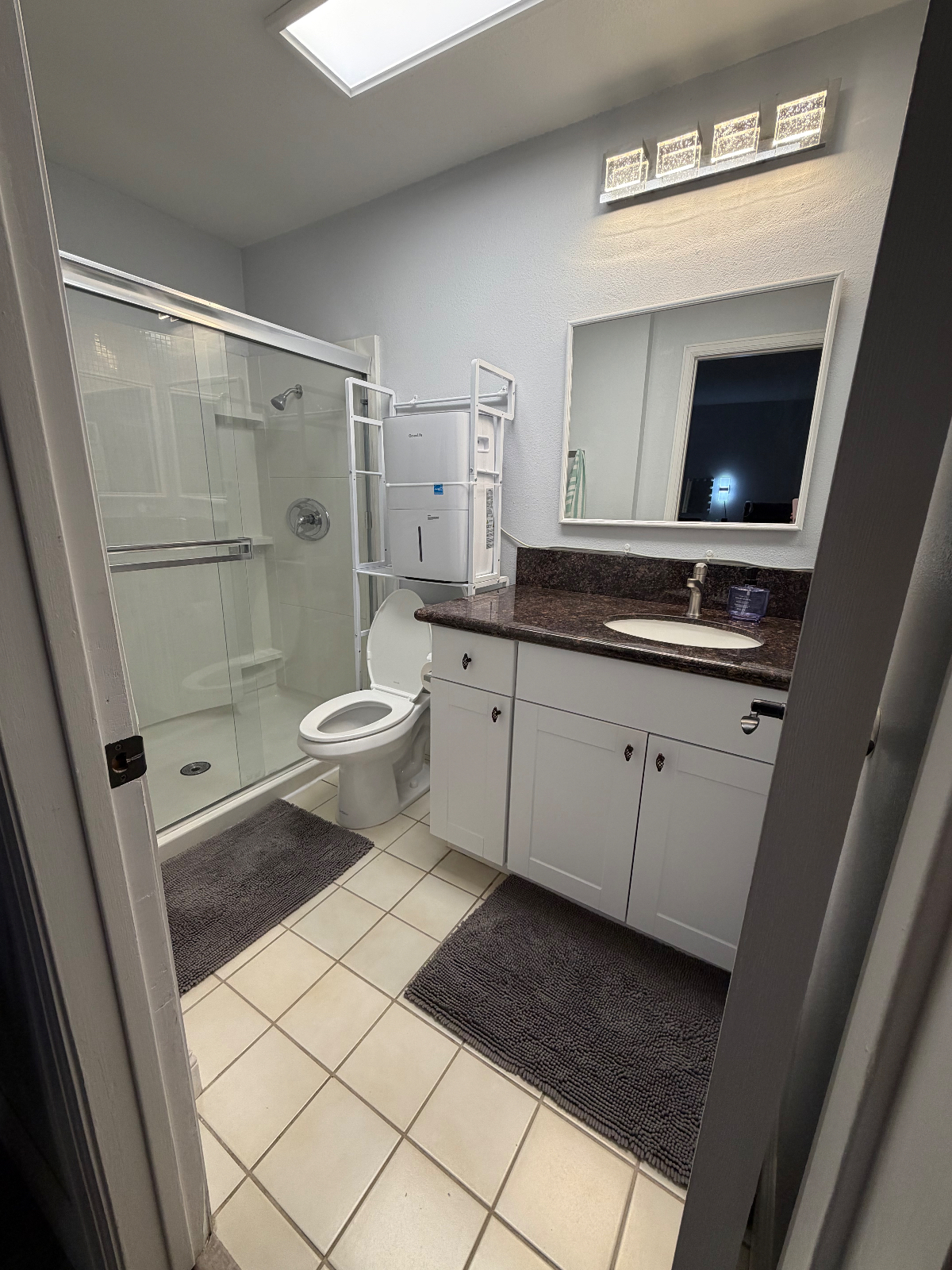 Beautiful Master Bedroom available in a 2 bedroom condo - Photo 3