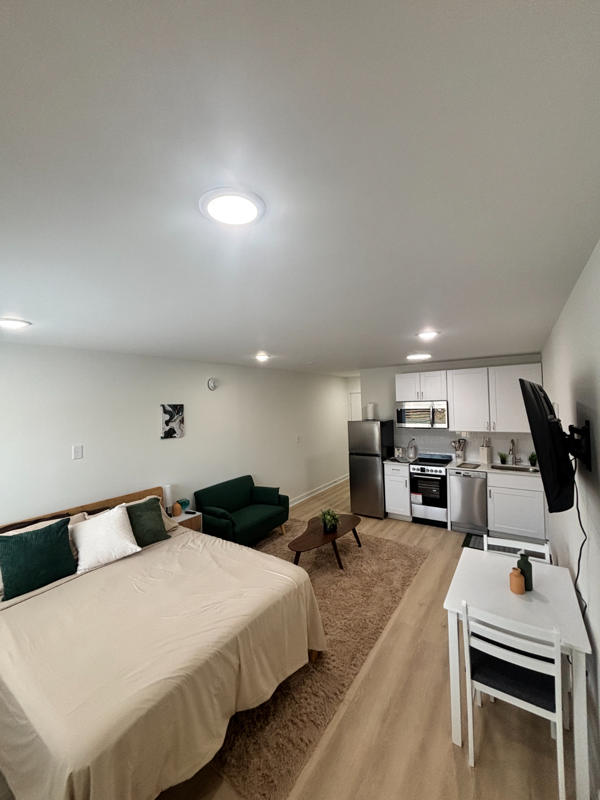 Move In Ready Studio With Workspace, Smart TV And Easy Access Around Columbus - Photo 9