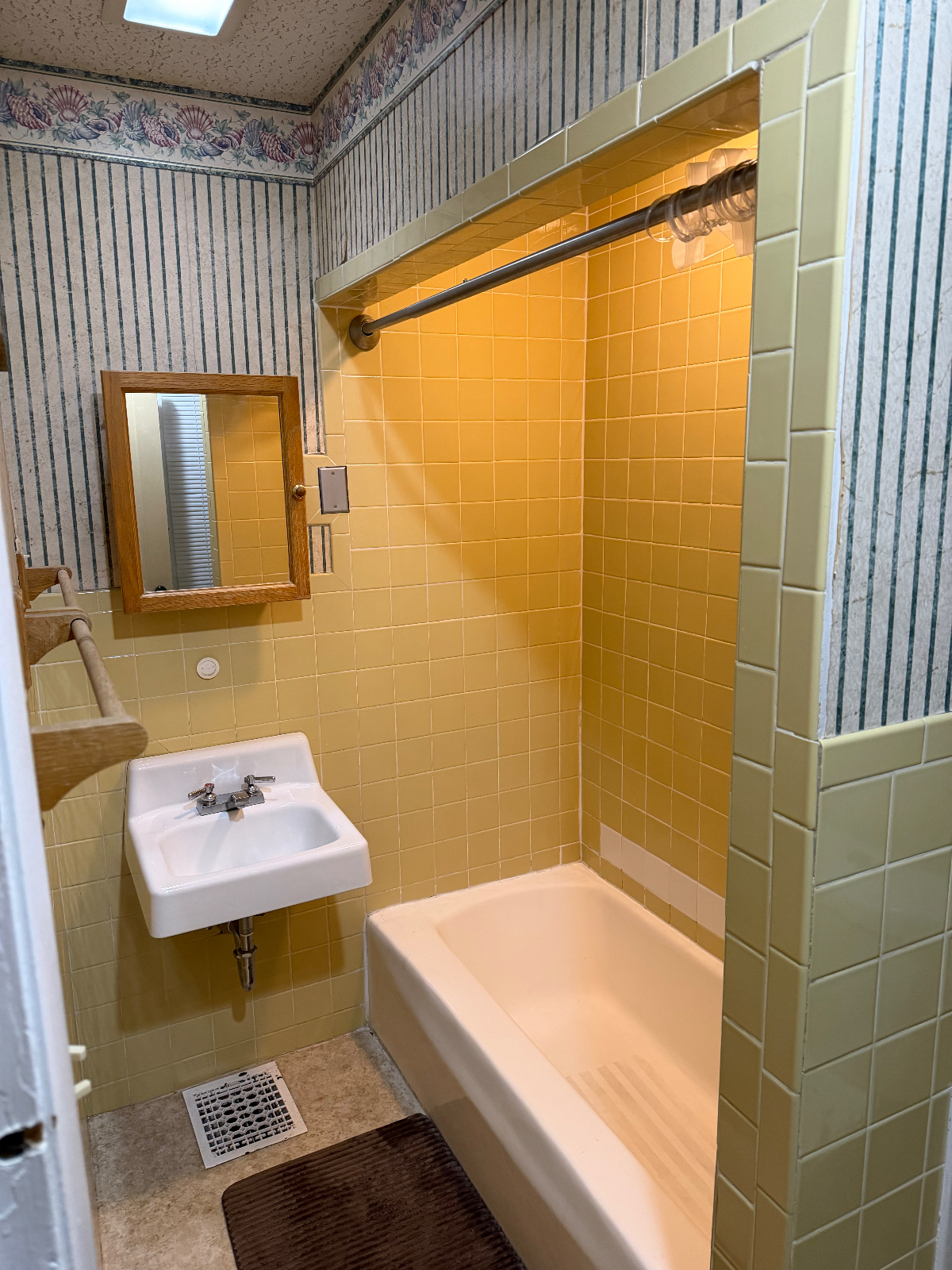 Quiet, executive 1 bedroom, just minutes from UMMC and  the VA, with clear rent tiers including furn - Photo 9
