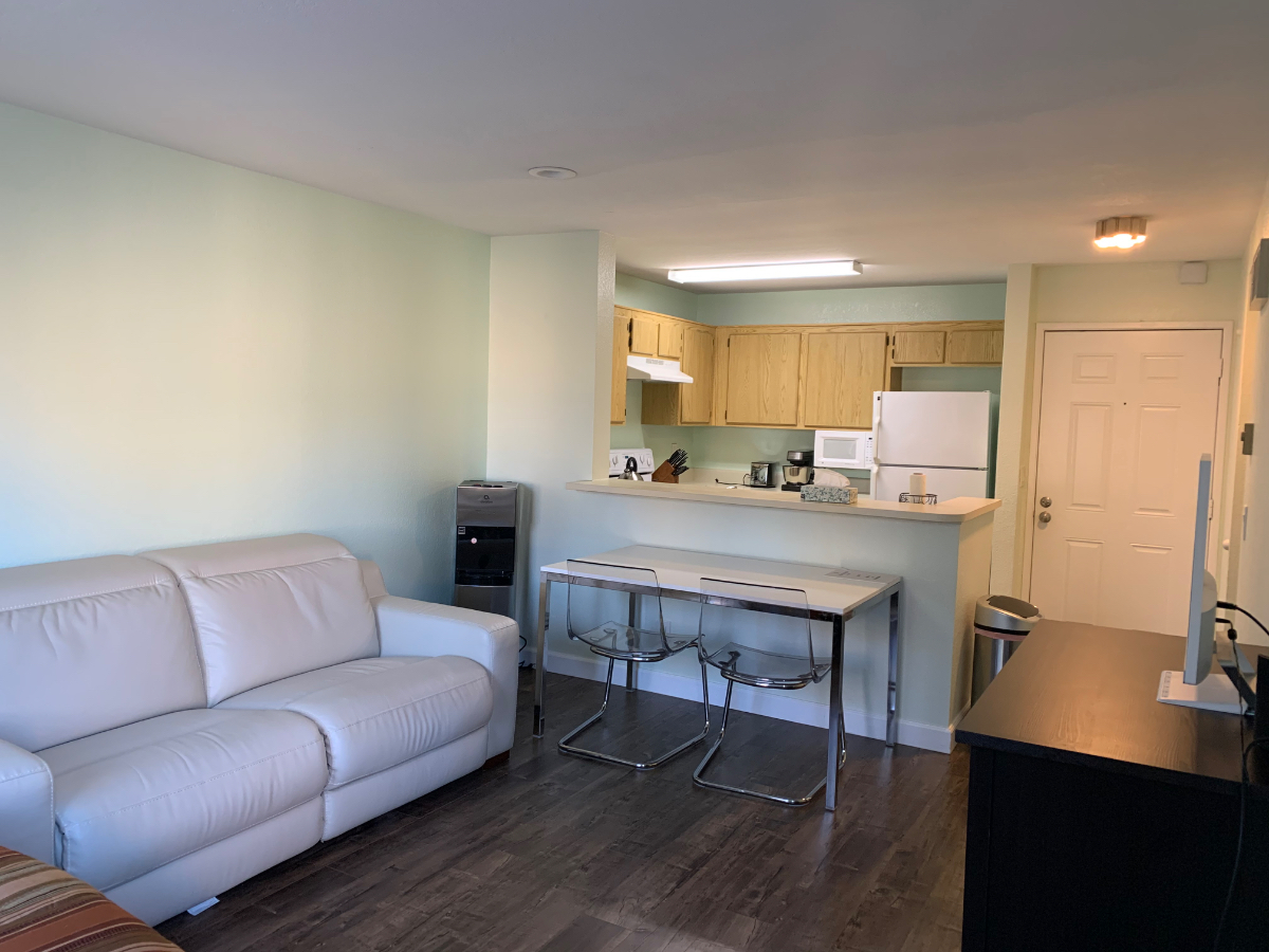 Clean & Beautiful Apartment in La Jolla - Photo 1