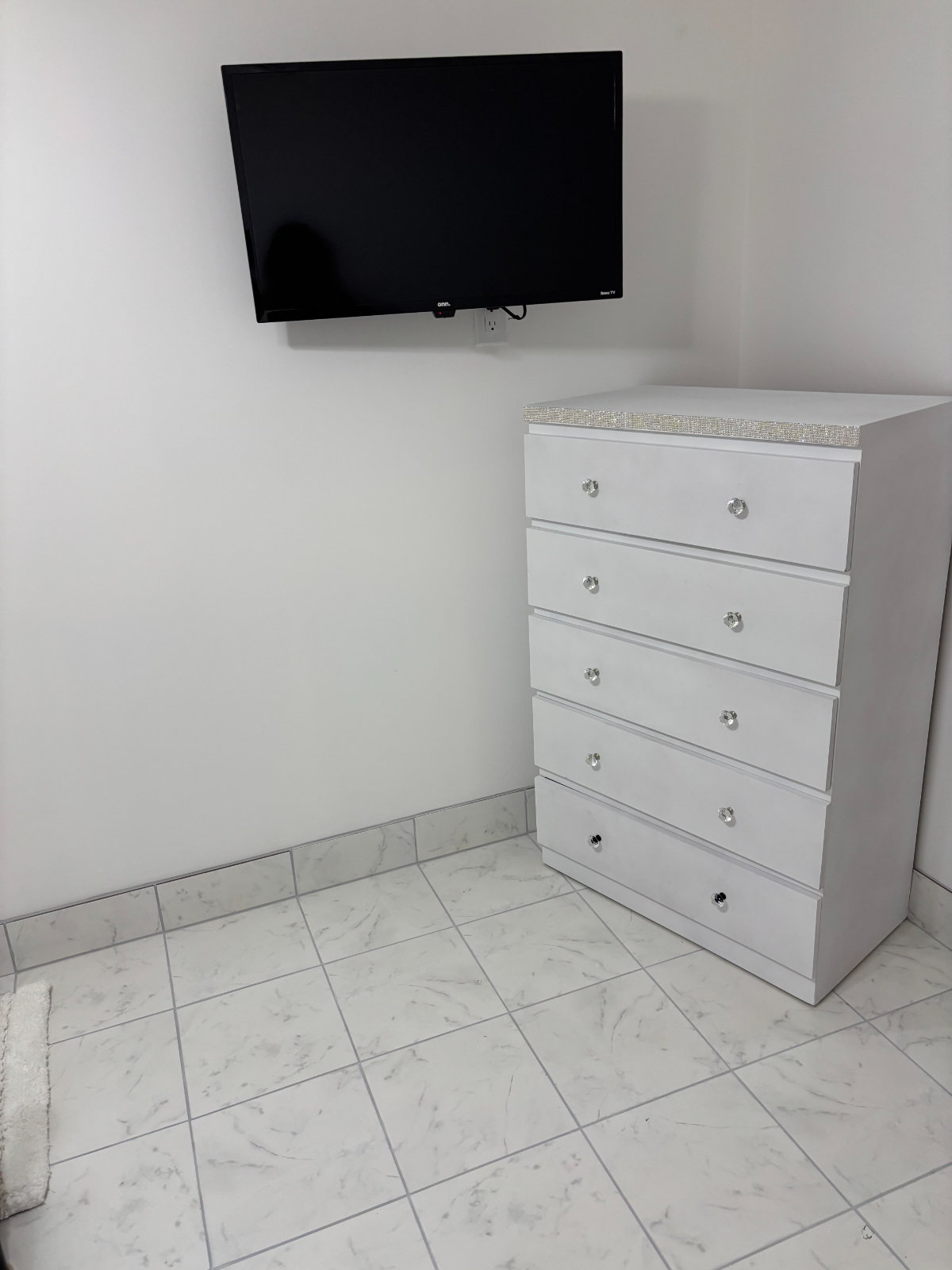 Minutes to NYC. Large 1BR Apartment with Private Entrance (Female Renters ONLY) - Photo 4