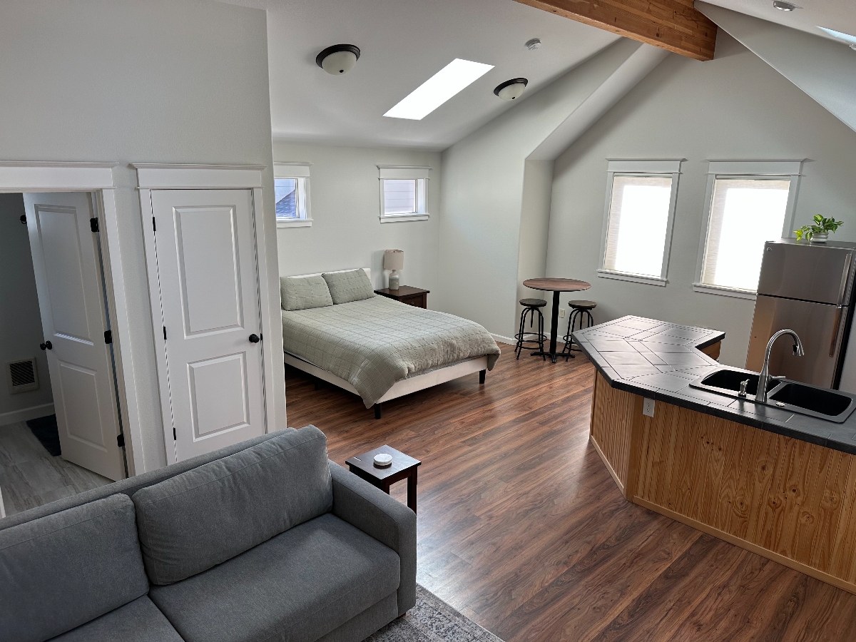 Charming Detached Studio in NW Bend - Photo 4