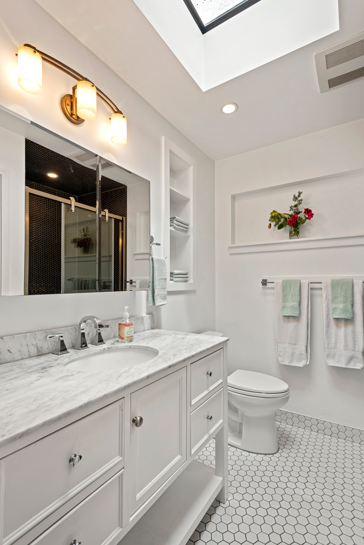 Top floor private in-law studio w/ full kitchen, easy unlimited street parking, and private in-unit laundry! - Photo 6