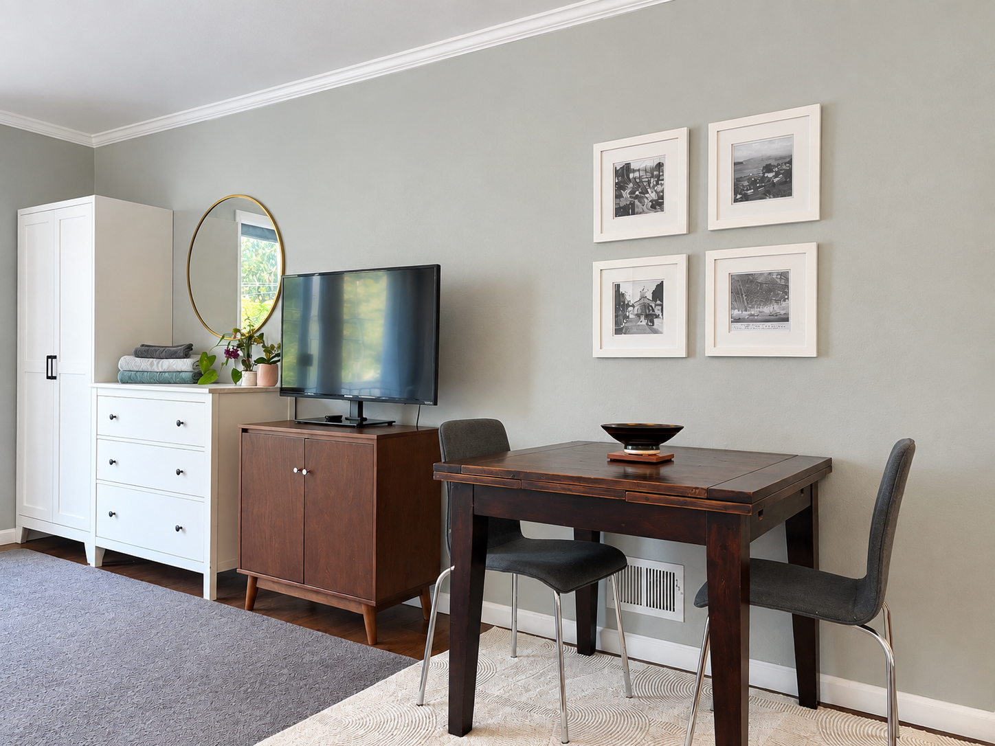 Top floor private in-law studio w/ full kitchen, easy unlimited street parking, and private in-unit laundry! - Photo 2