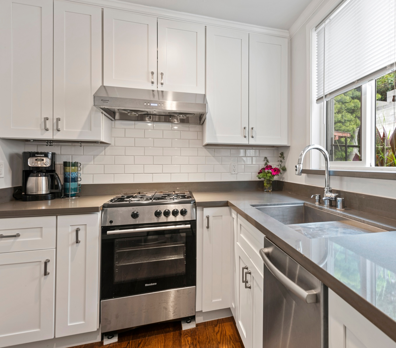 Top floor private in-law studio w/ full kitchen, easy unlimited street parking, and private in-unit laundry! - Photo 4