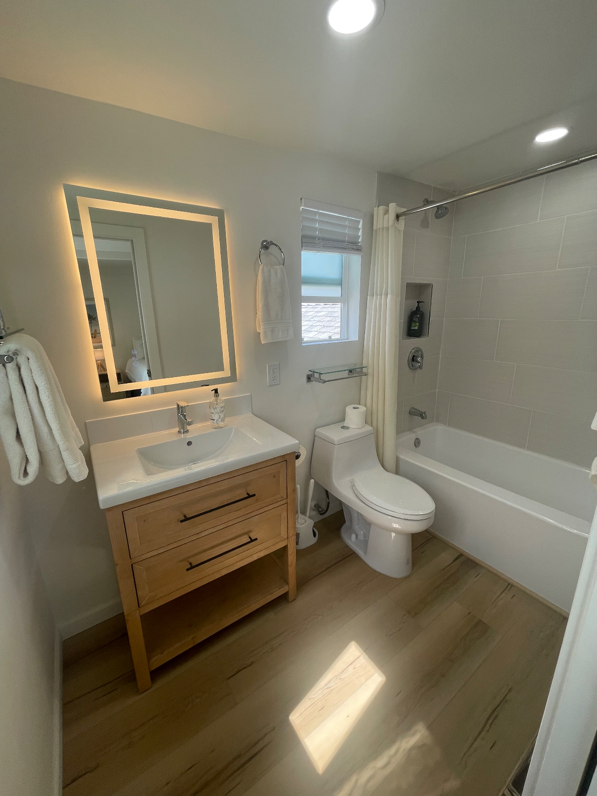 Stunning Fully Furnished 1 BR/1 BA upstairs apartment- steps to the sand in South Mission Beach - Photo 2