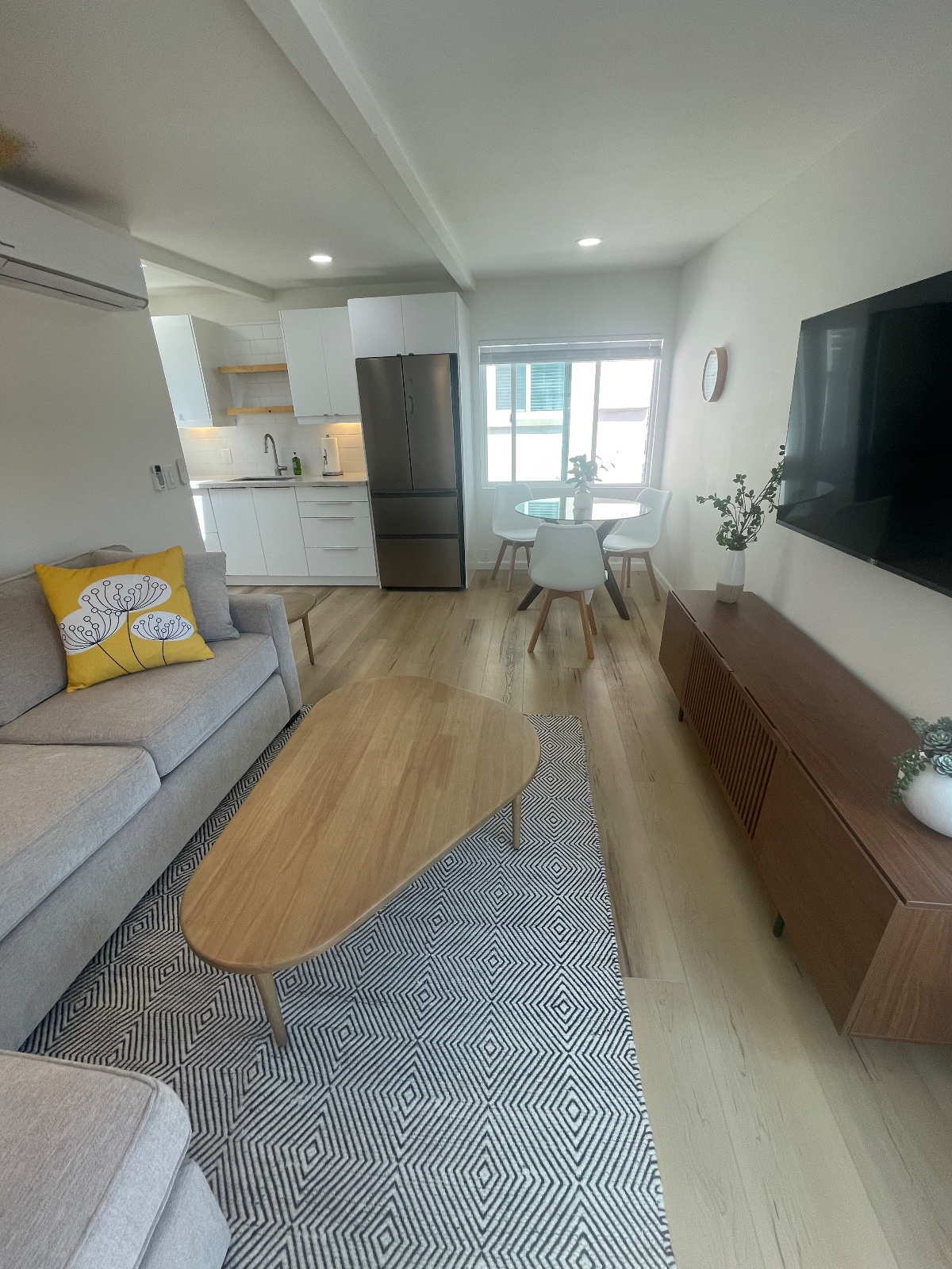 Stunning Fully Furnished 1 BR/1 BA upstairs apartment- steps to the sand in South Mission Beach - Photo 3
