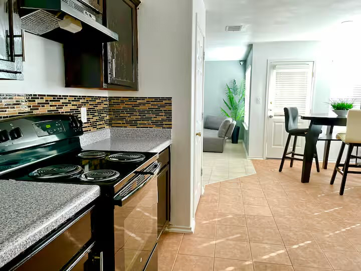 Quiet 4BR Haven All Inclusive with Dedicated Office 7min to Baptist - Photo 4