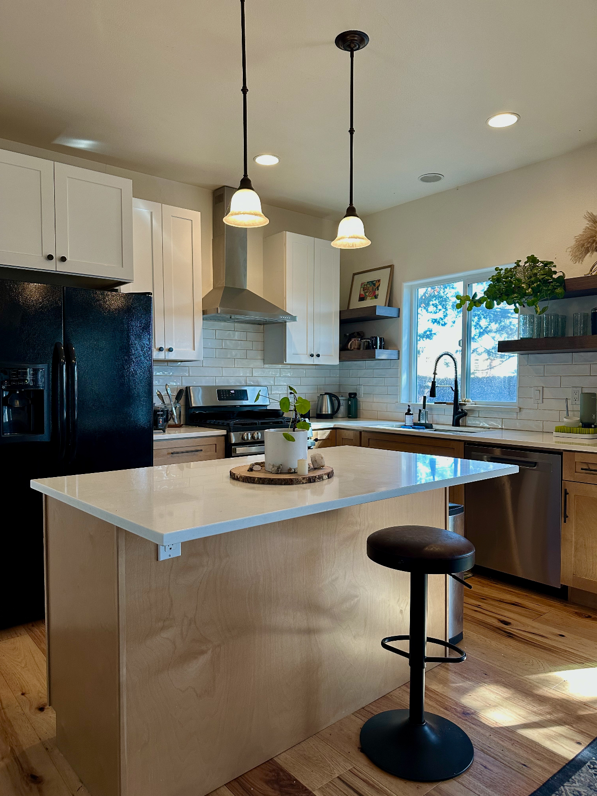 4-bdrm, 2.5 bath, pet-friendly, Easy Access to downtown, centrally located, close to Mt Bachelor - Photo 1