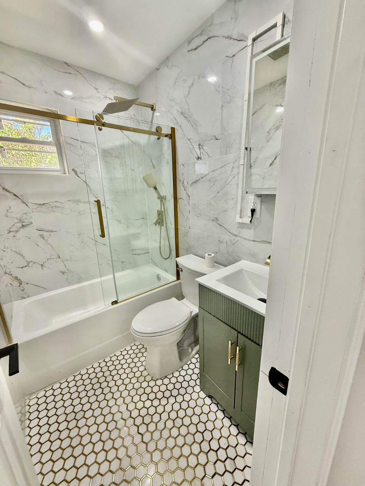 Stylish apartment in Fresh Meadows, Queens - Photo 8