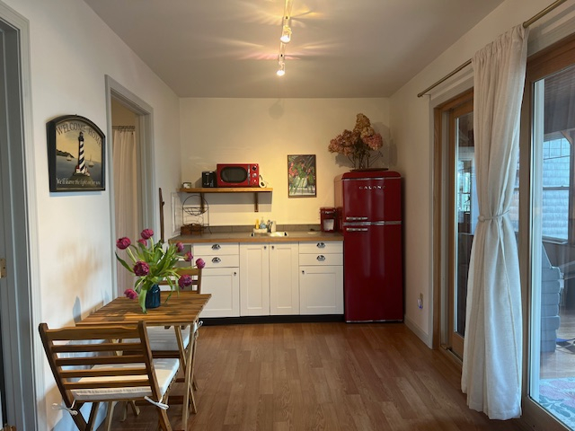 Cozy Lakeside In-Law Apartment with Water Views - Photo 7