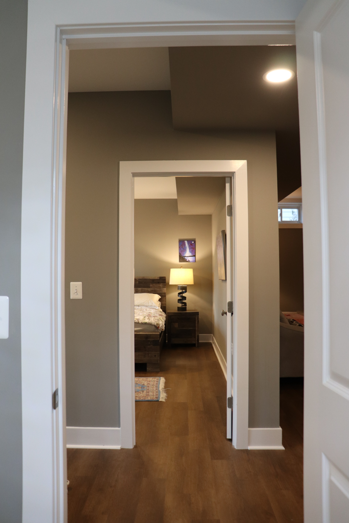 Gorgeous 1200 sq. ft. apartment surrounded by trees - Photo 12