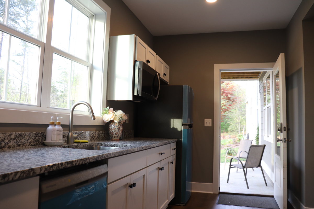 Gorgeous 1200 sq. ft. apartment surrounded by trees - Photo 2
