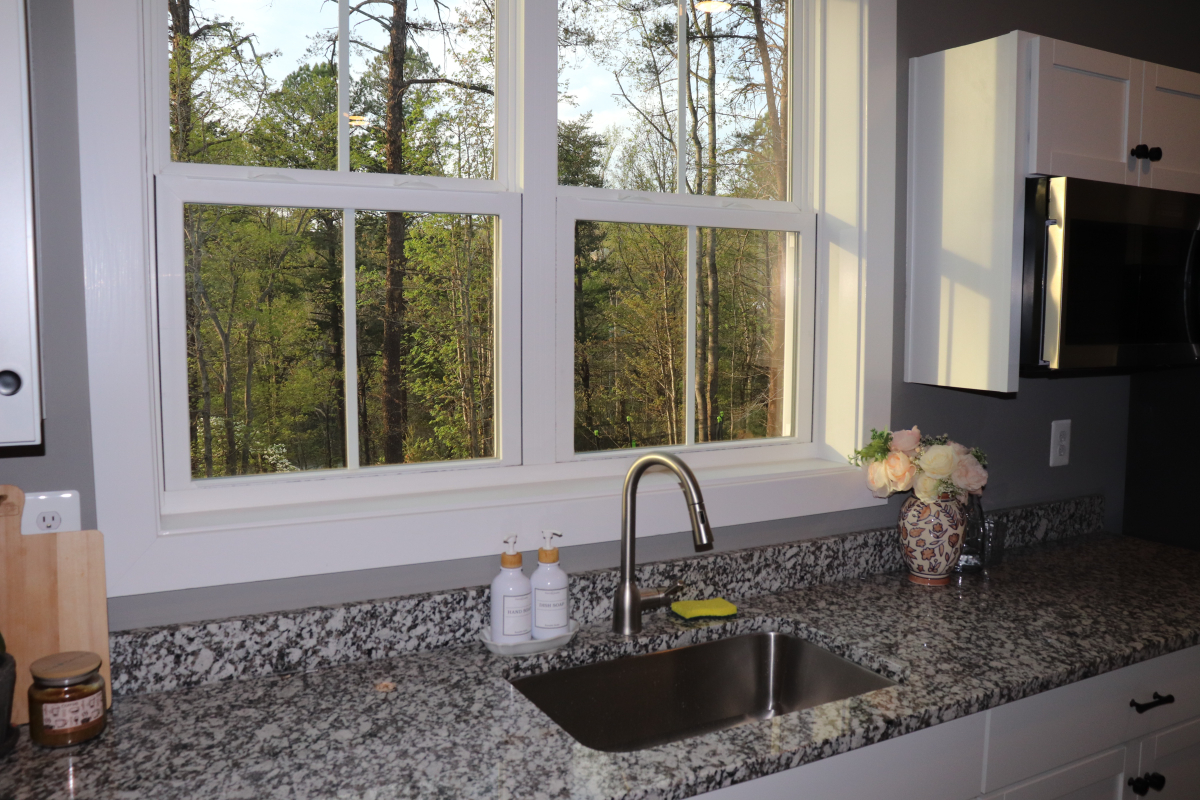 Gorgeous 1200 sq. ft. apartment surrounded by trees - Photo 4