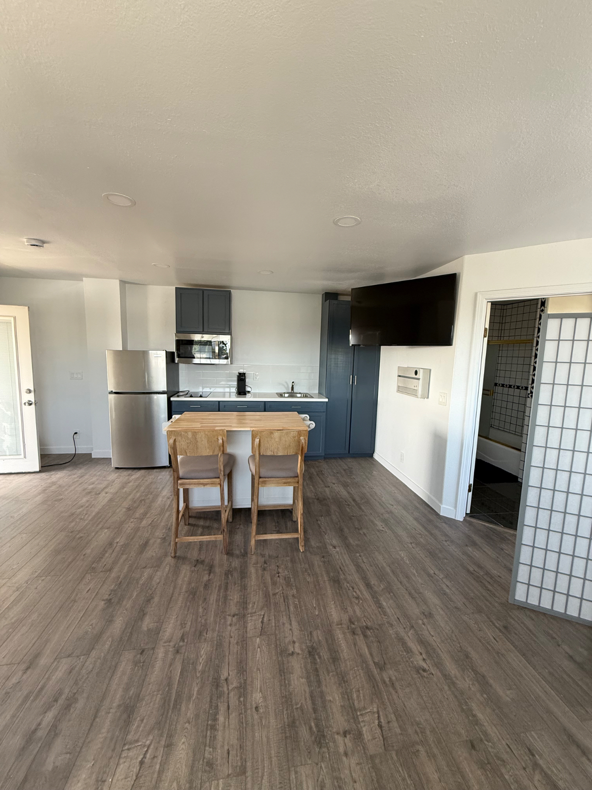 Peaceful Ocean View Apartment - Fully Furnished - Photo 6
