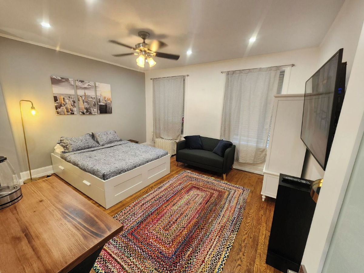 A lovely Studio apartment in the heart of Midtown Manhattan in NYC. - Photo 2