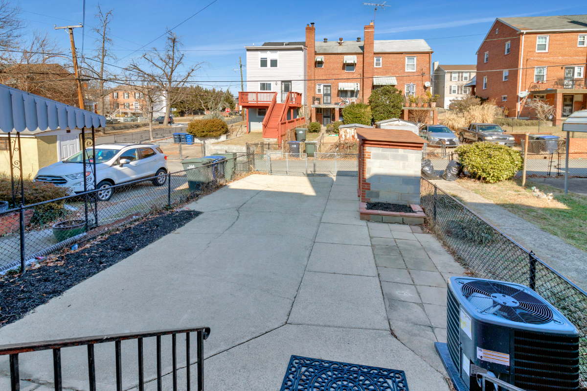 Cozy and comfortable Townhome near Hospitals and Downtown Washington DC - Photo 1