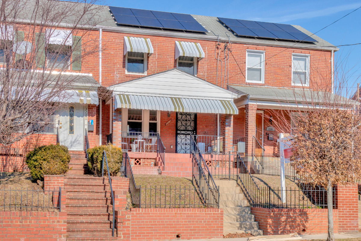 Cozy and comfortable Townhome near Hospitals and Downtown Washington DC - Photo 2