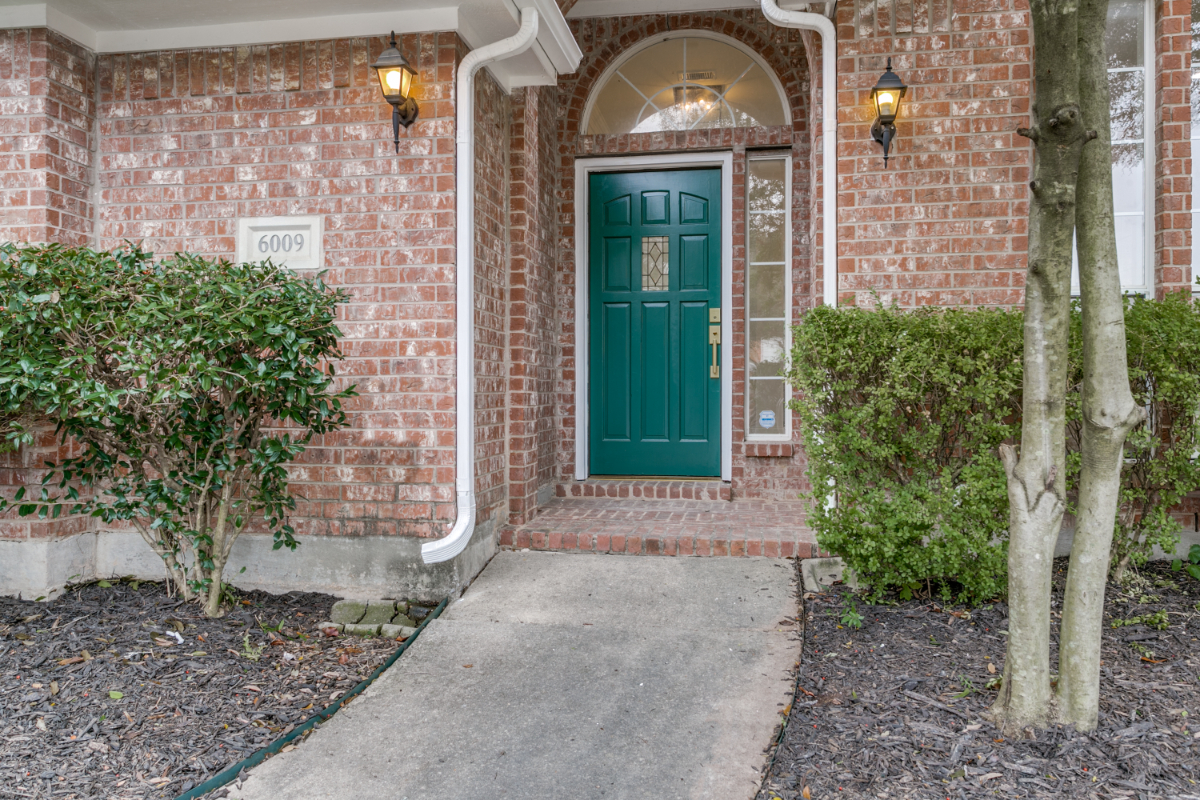 Spacious Fully Furnished 4BR 2.5 BA Home With Office And Fenced Yard - Photo 2