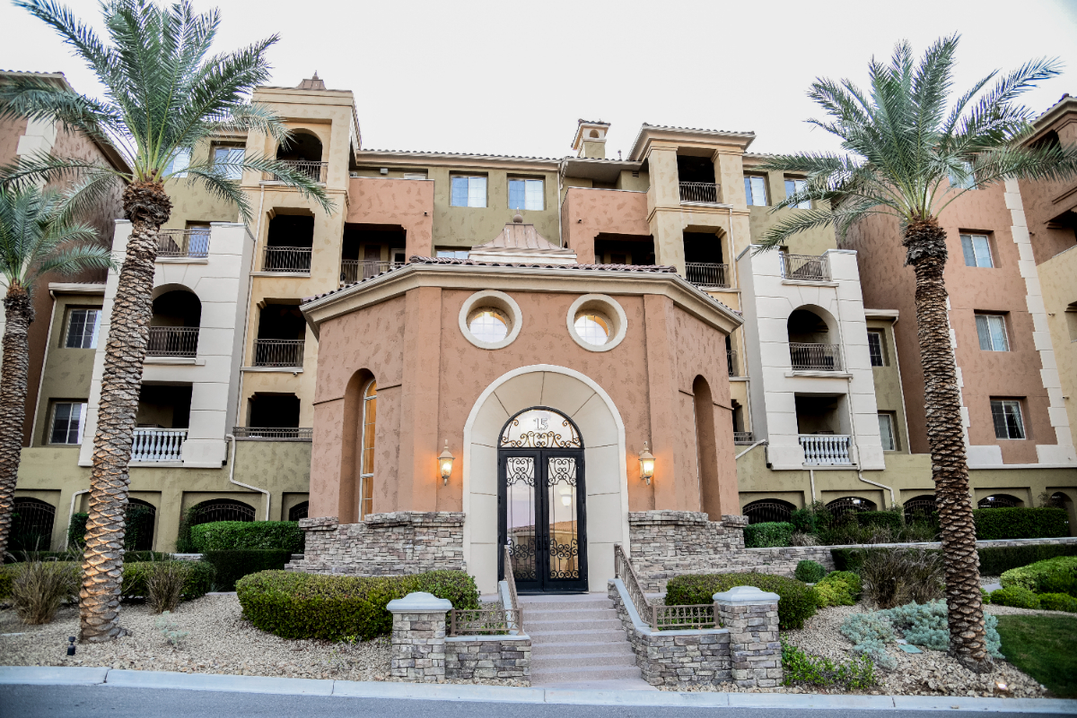 Lake side and Mountain Views Luxury Condo - Photo 10