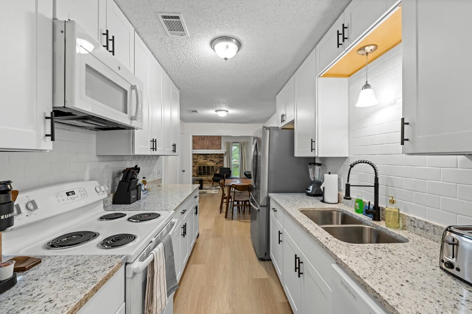 Elevated 3BR Home in Irving Fenced Yard | Pets OK - Photo 5