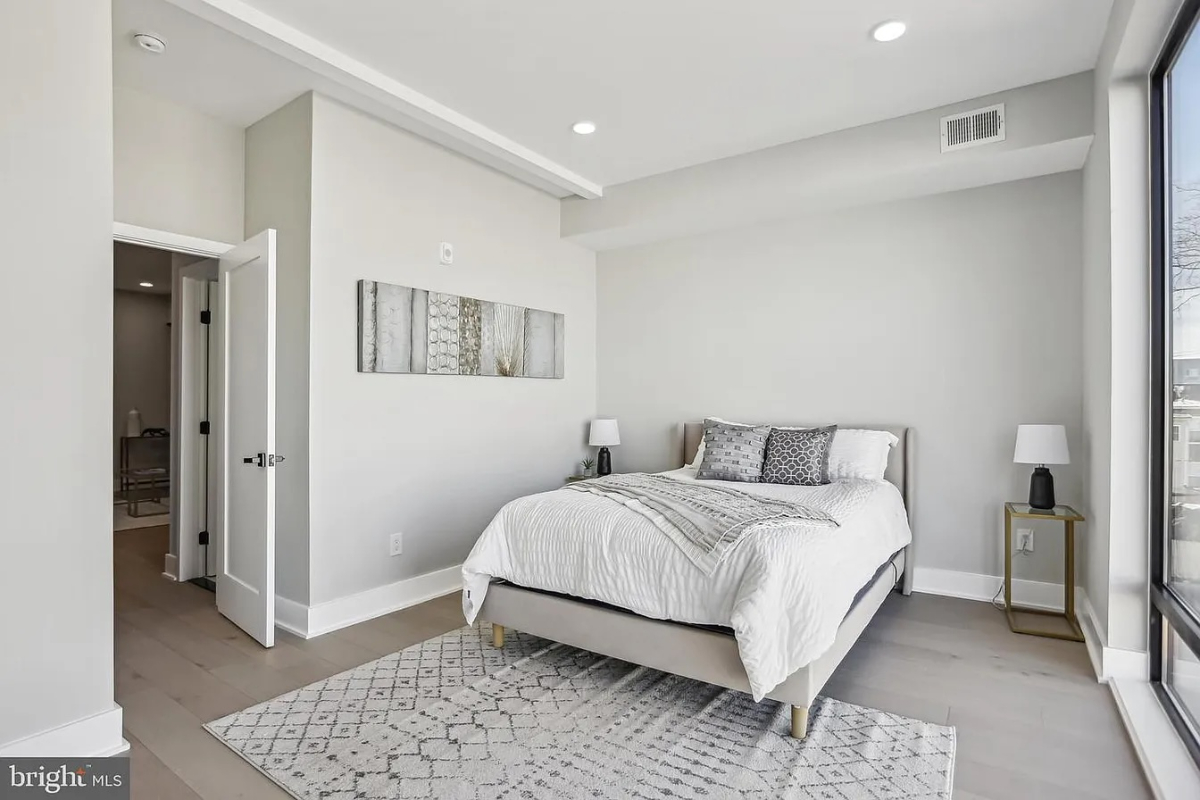 New Luxury 3BR - Rooftop - Office - Photo 12
