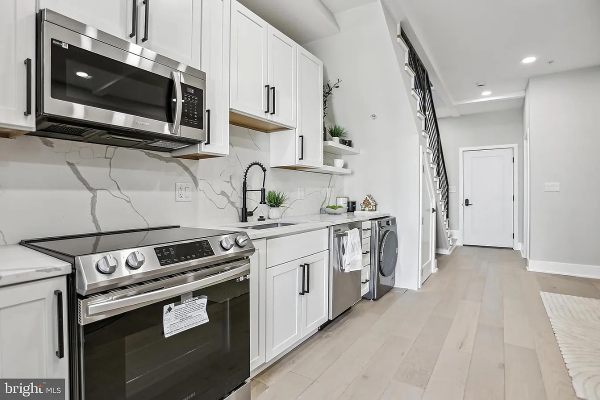 New Luxury 3BR - Rooftop - Office - Photo 2