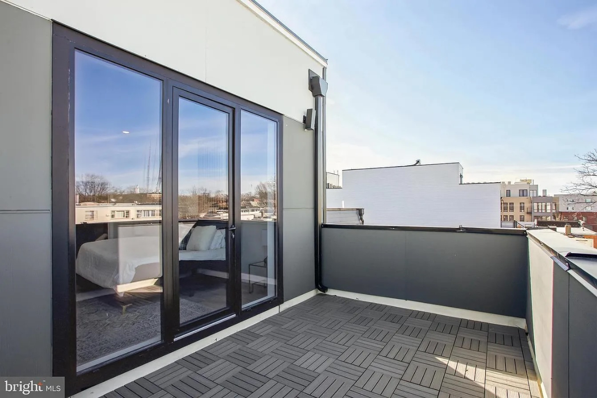 New Luxury 3BR - Rooftop - Office - Photo 9