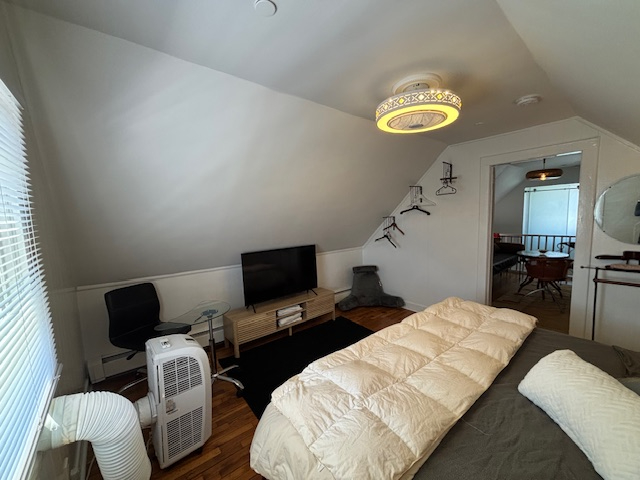 European Style Loft with King Size Sleigh Bed - Photo 4
