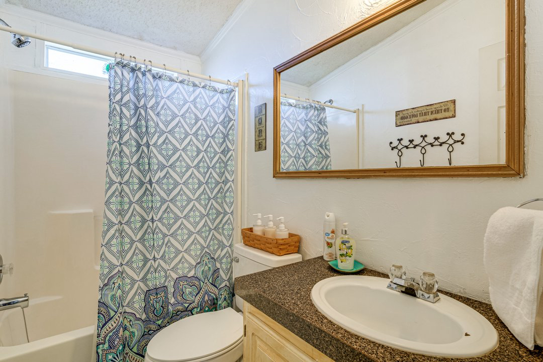 2 bedroom lodge with courtyard  and hot tub - Photo 7
