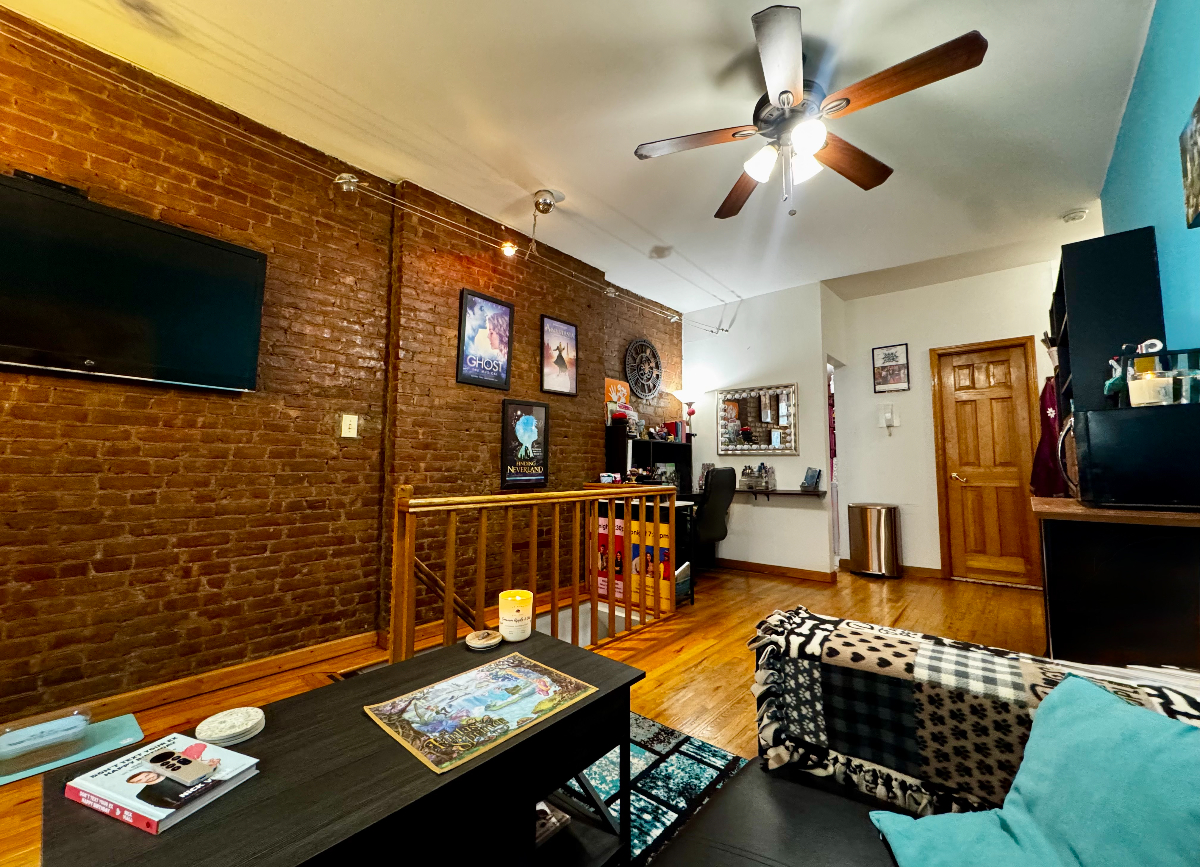 Spacious Private Suite in Beautiful UWS Brownstone (West 70s) - Photo 2