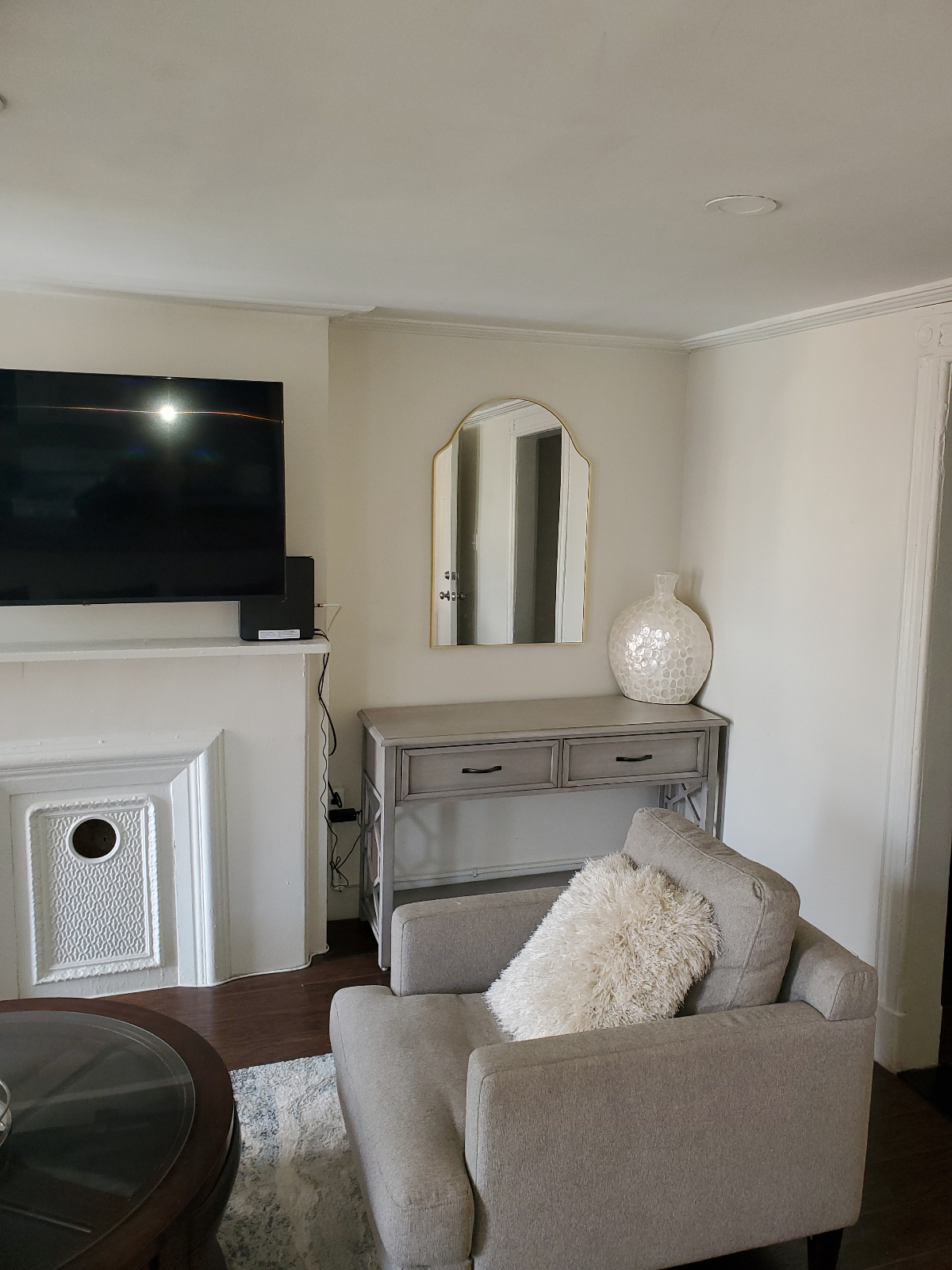 Cozy 2 bedroom apartment on a tree-lined block - Photo 2