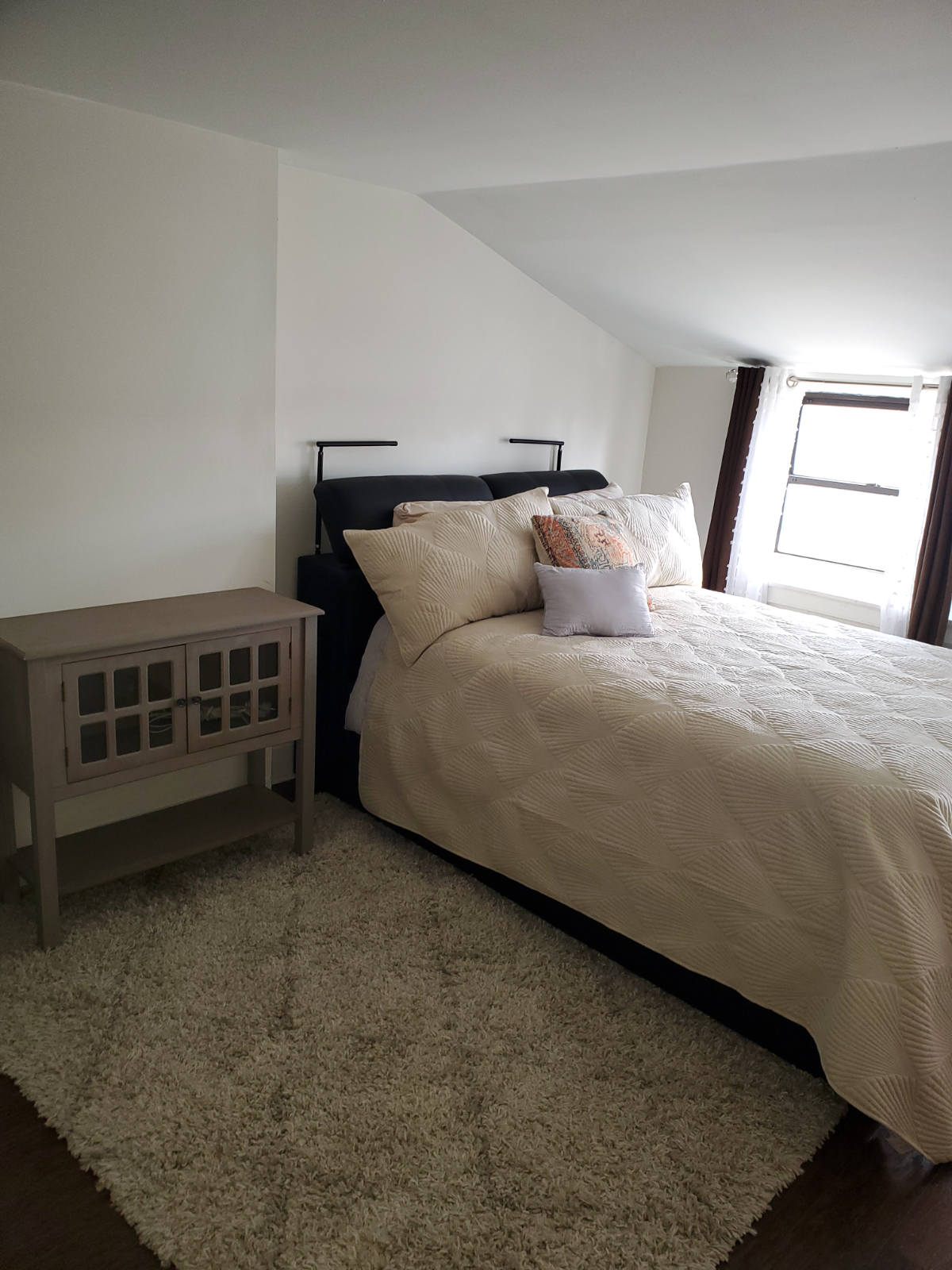Cozy 2 bedroom apartment on a tree-lined block - Photo 6