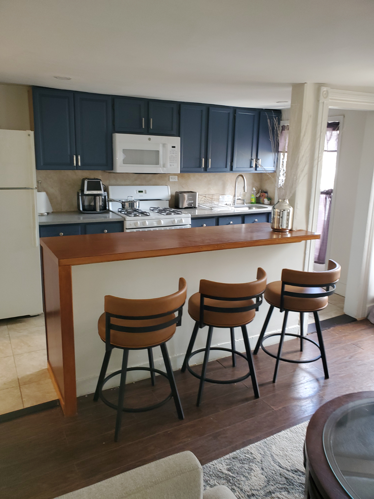 Cozy 2 bedroom apartment on a tree-lined block - Photo 1