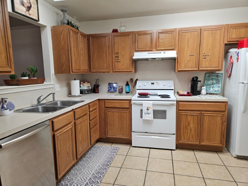 Spacious Furnished 3BR/3BA | Ideal for Traveling Professionals - Photo 3