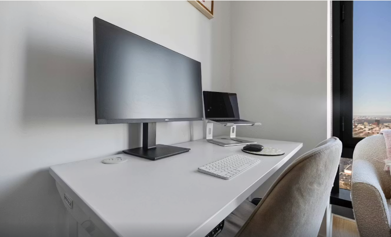 Luxury 1BR in Downtown Brooklyn - Skyline Views, Fully Furnished - Photo 2
