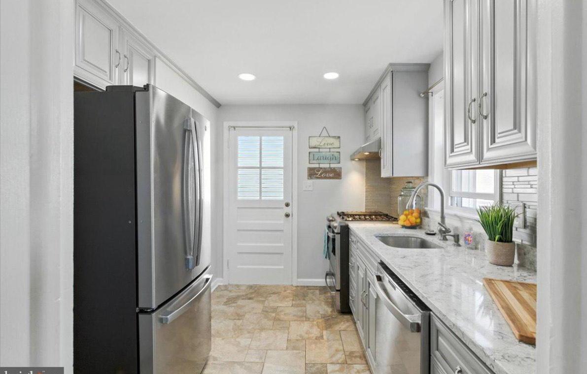 Entire 2Bedroom and 1Bth Unit (Upper Level) - Photo 3