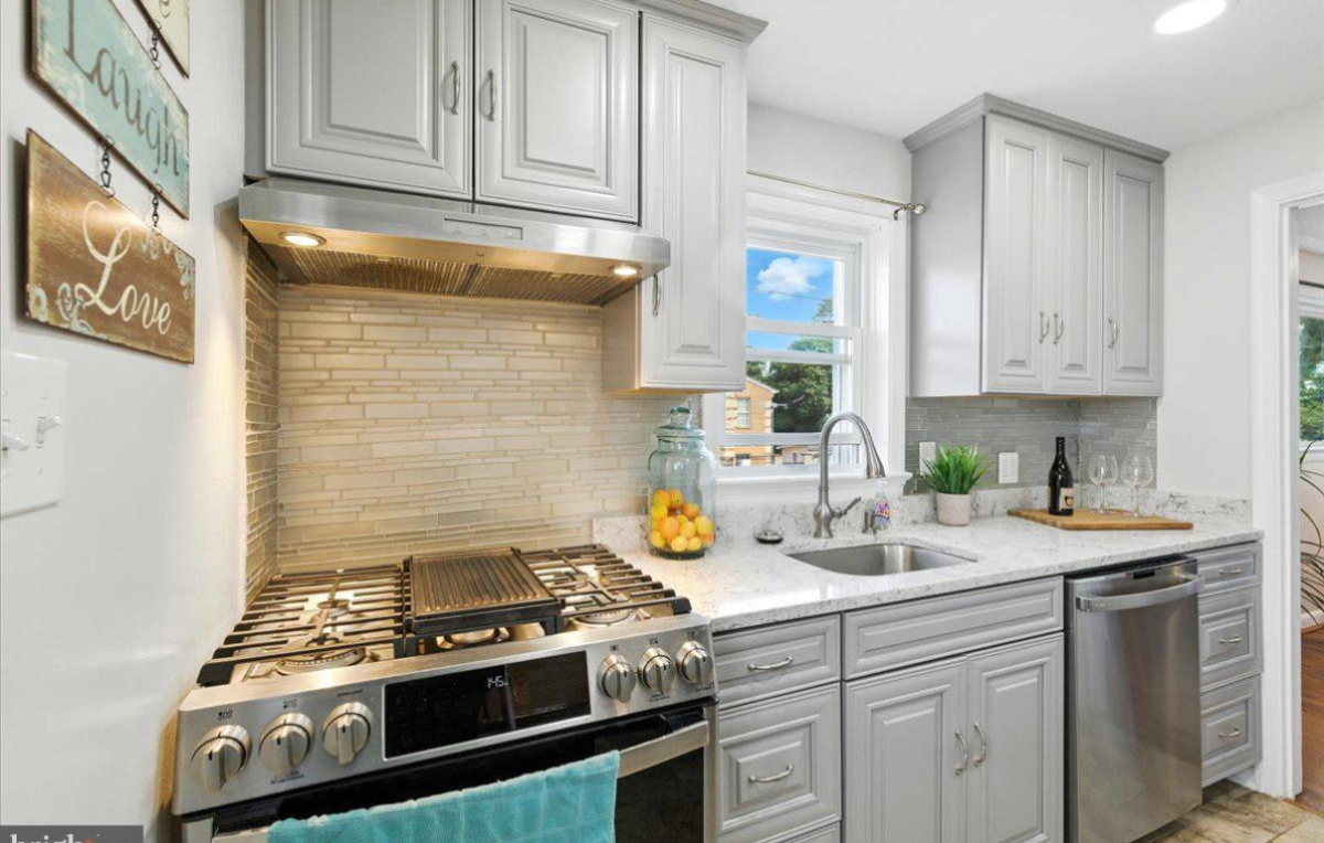 Entire 2Bedroom and 1Bth Unit (Upper Level) - Photo 2