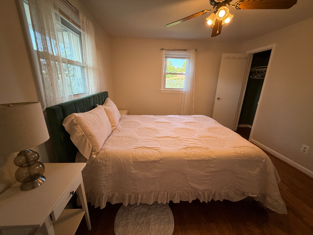Entire 2Bedroom and 1Bth Unit (Upper Level) - Photo 5